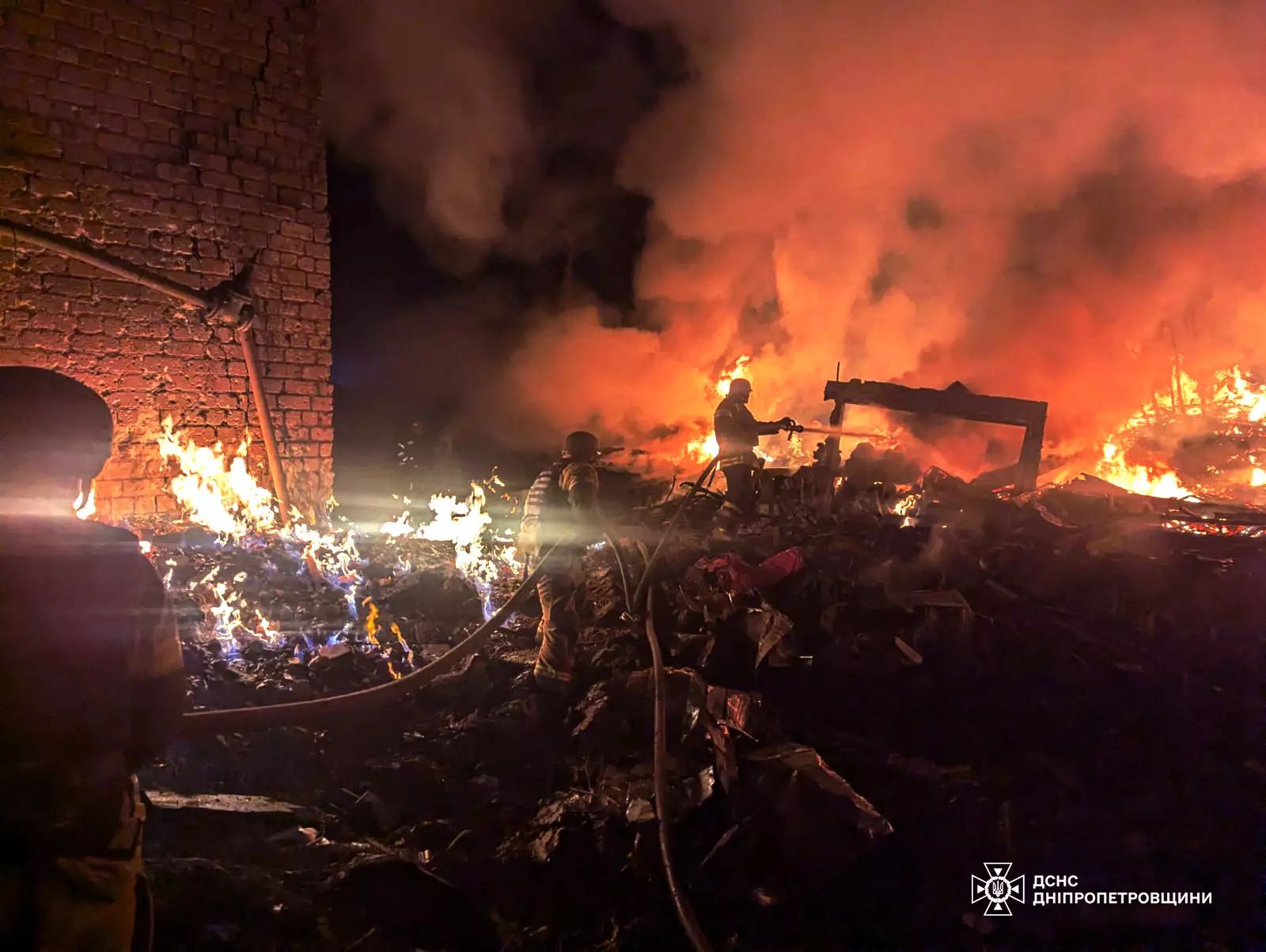 Повреждены дом, клиника и авто: появились фото последствий ракетной атаки на Кривой Рог