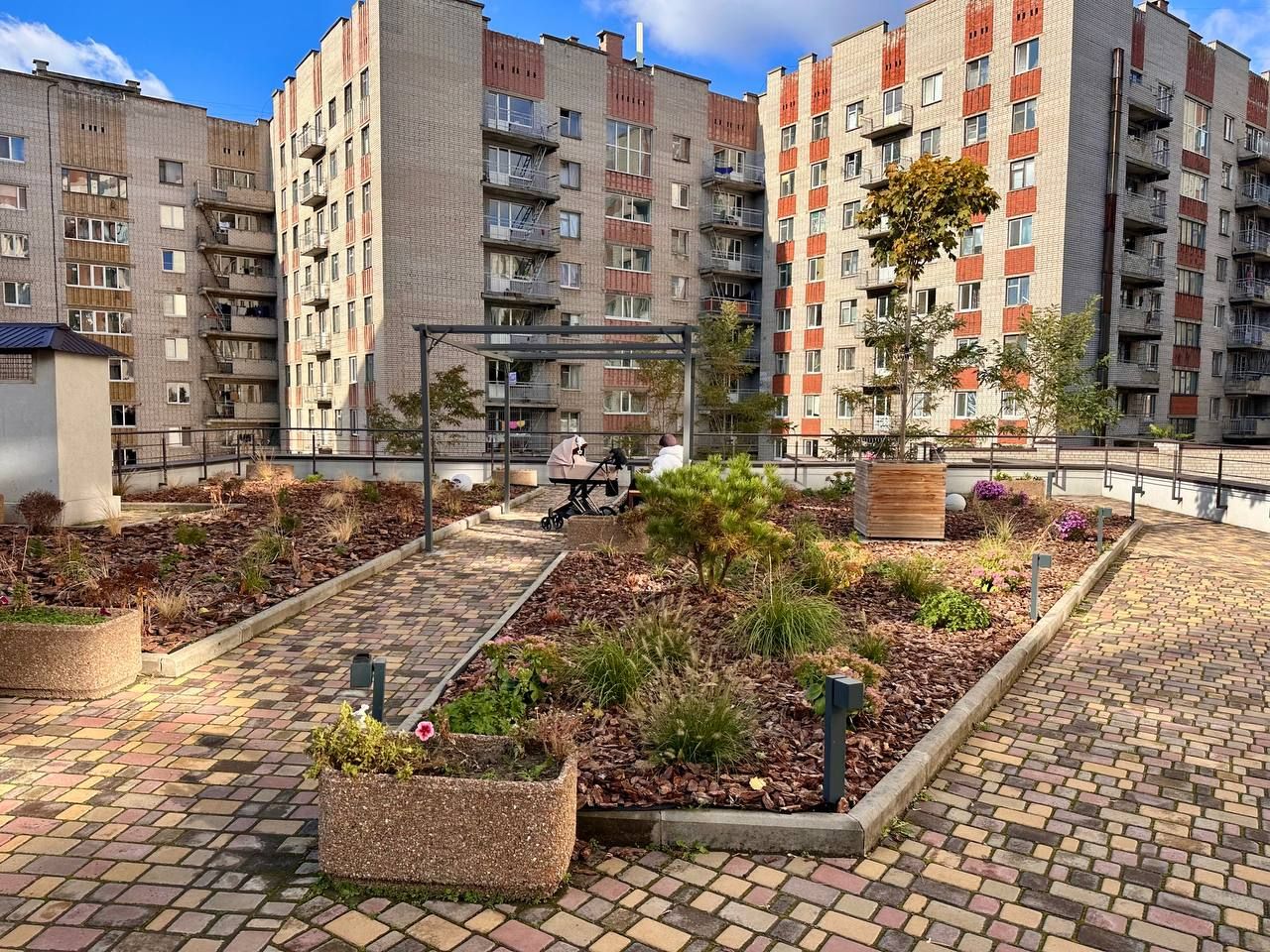 У Дніпрі на даху паркінгу побудували сквер