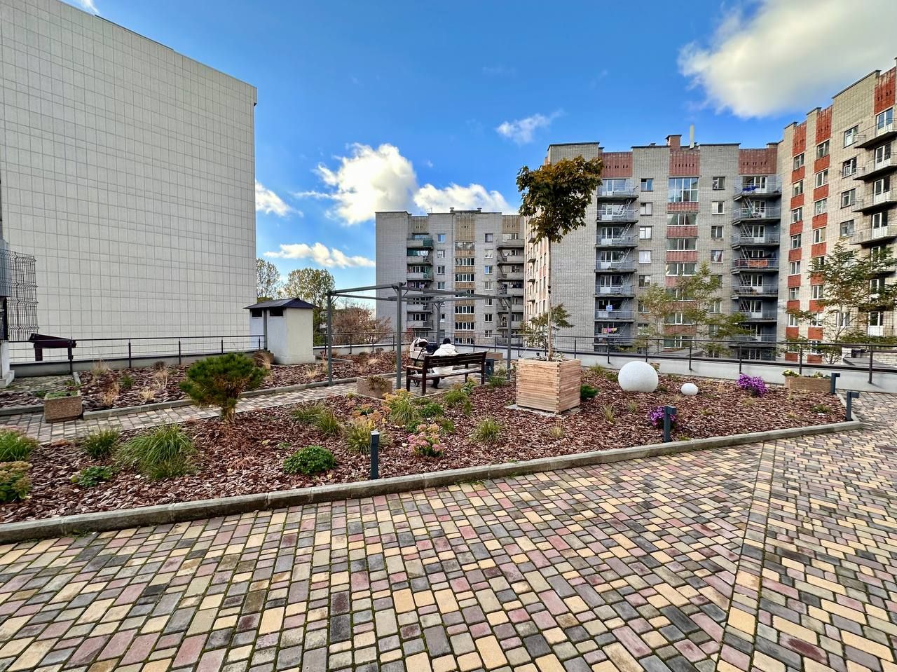 У Дніпрі на даху паркінгу побудували сквер