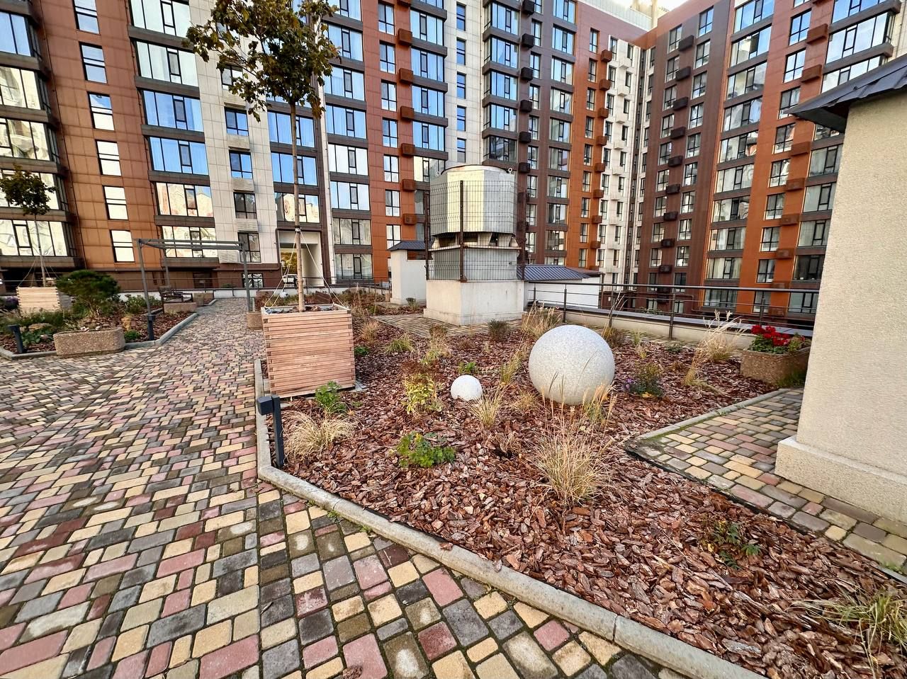 У Дніпрі на даху паркінгу побудували сквер