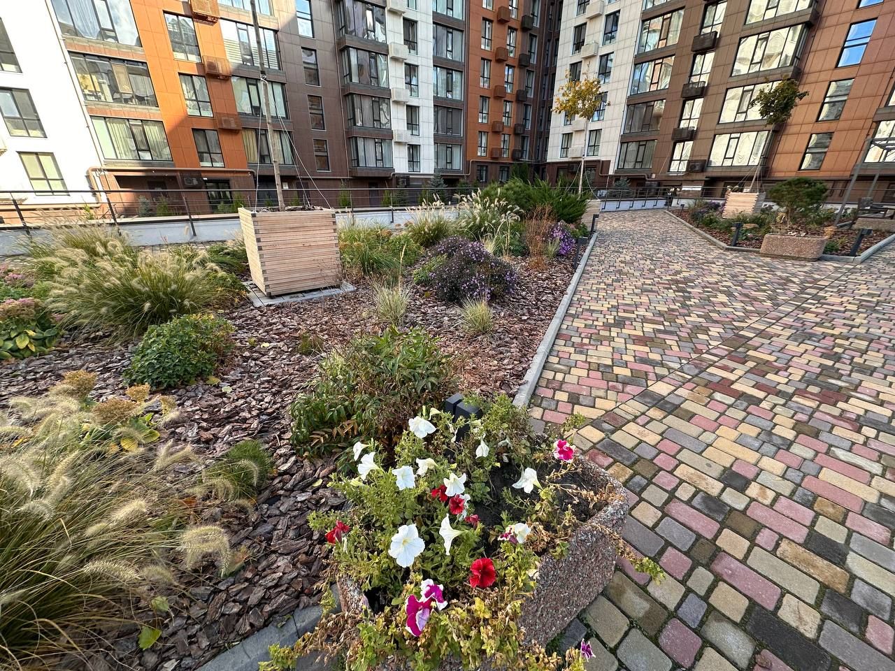 У Дніпрі на даху паркінгу побудували сквер