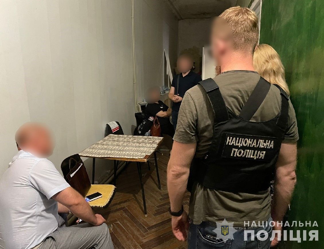 У Кривому Розі працівниці громадської організації допомагали чоловікам втекти за кордон