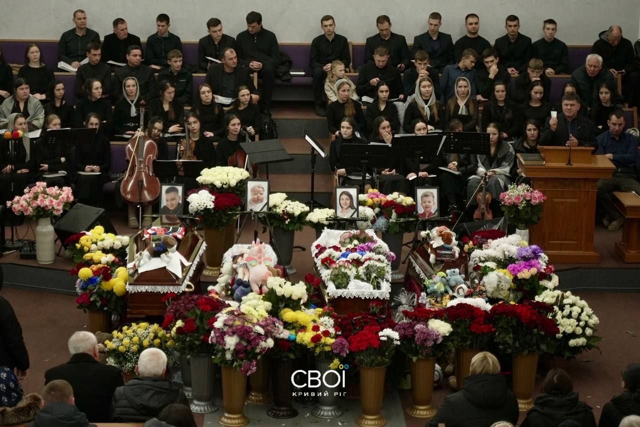 У Кривому Розі прощаються з родиною, яка загинула внаслідок ракетного удару 11 листопада