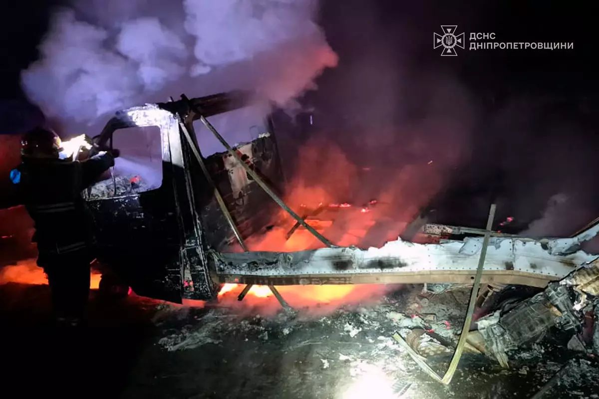 whatsapp-image-2024-11-18-at-232539-1.jpg У Криворізькому районі згорів мікроавтобус. Фото: ДСНС