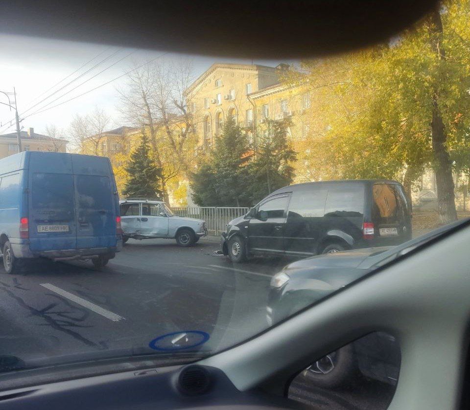 Авария на Слобожанском проспекте. Фото: "Днепр Сейчас"