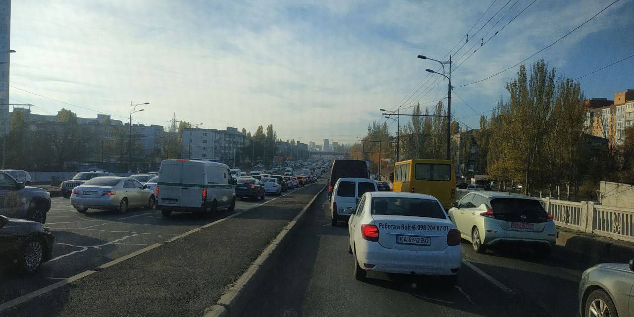Пробка на Слобожанском проспекте. Фото: "Днепр Сейчас"