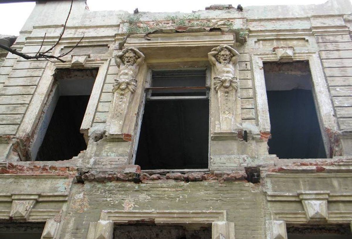 разрушенный дом