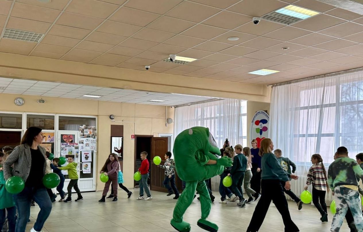 Діти танцюють з аніматором в школі Дніпра