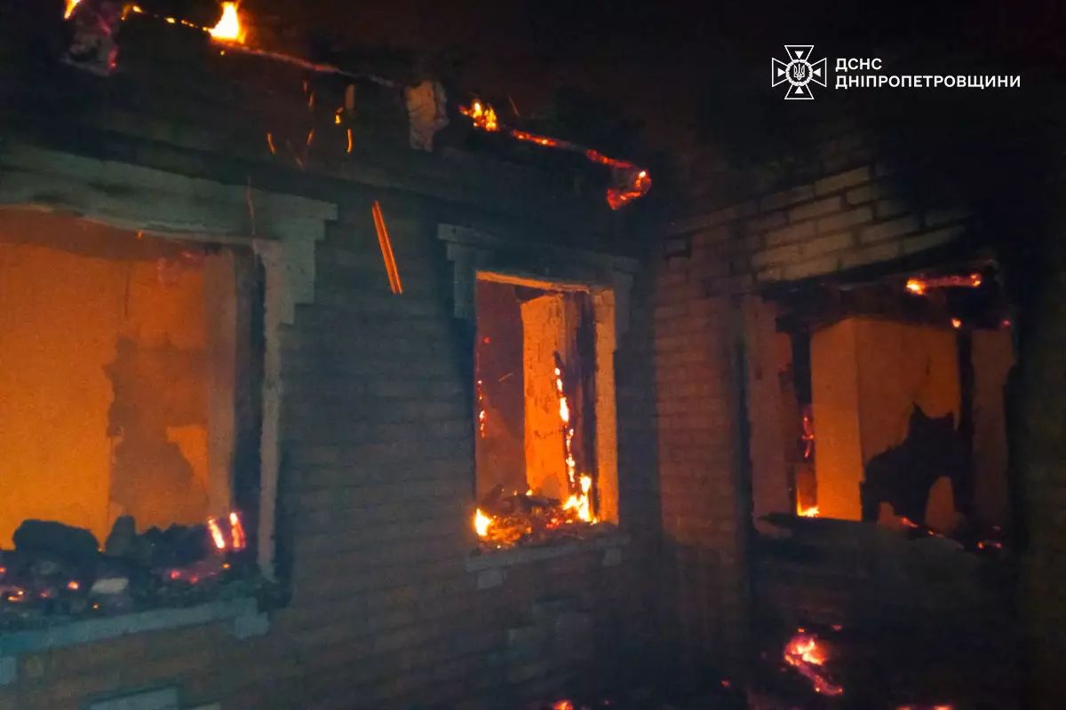 Люди залишилися без житла: на Дніпропетровщині вночі згорів будинок
