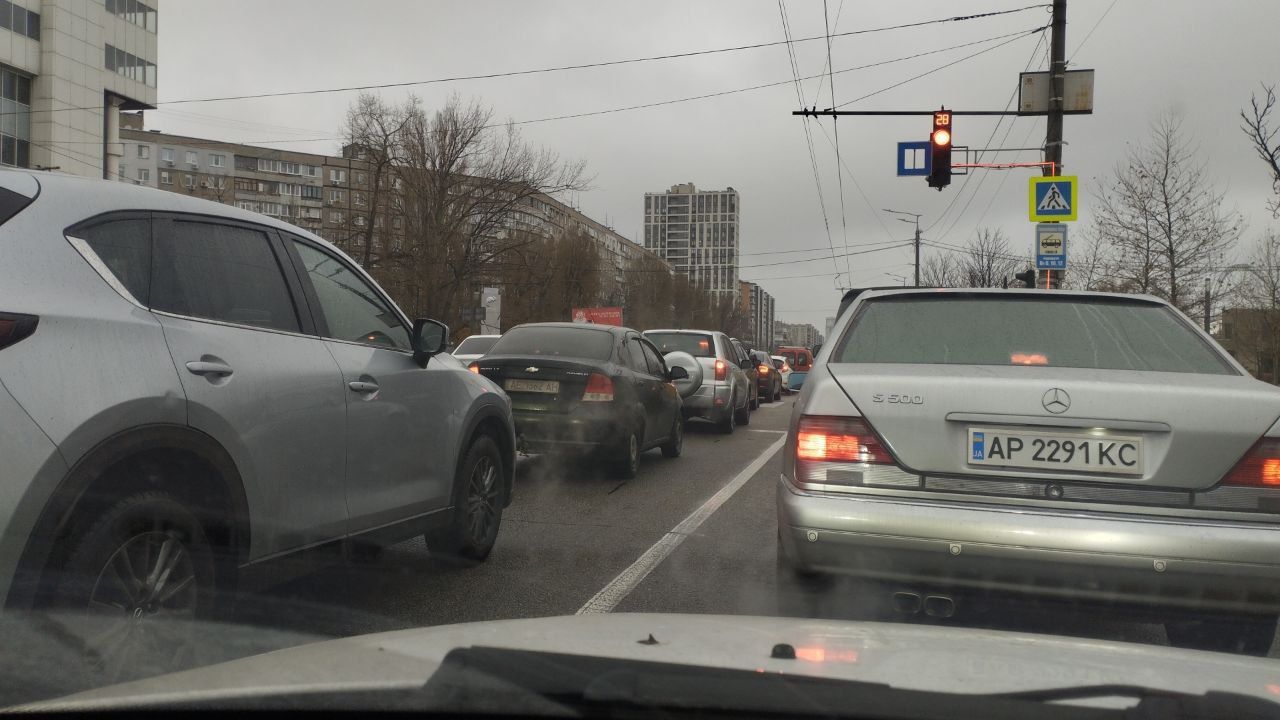 У Дніпрі Набережна Перемоги застрягла у кілометровому заторі 