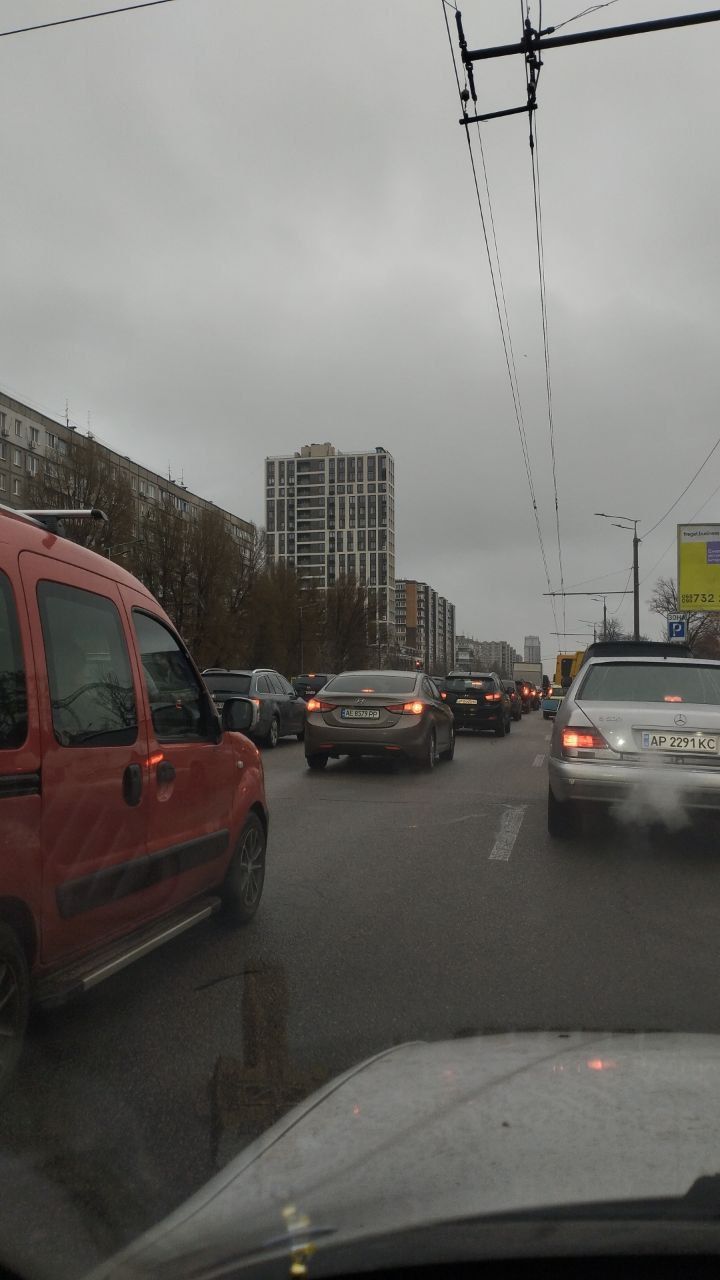 У Дніпрі Набережна Перемоги застрягла у кілометровому заторі 