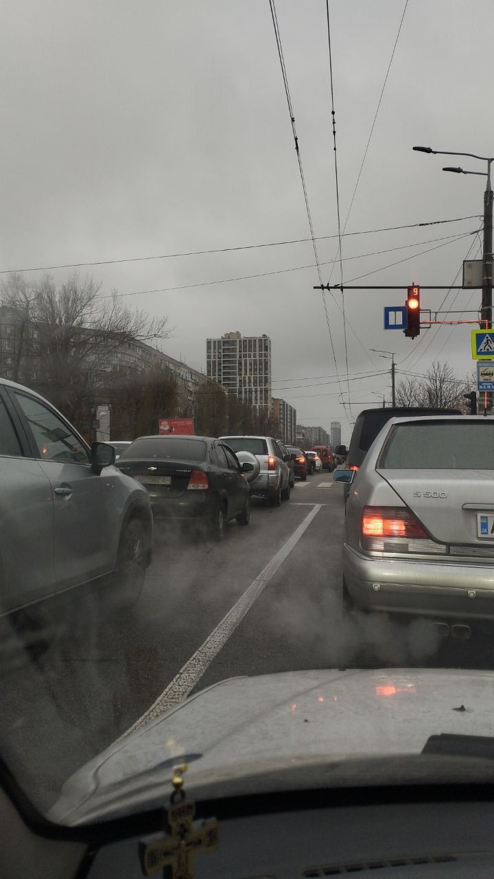 У Дніпрі Набережна Перемоги застрягла у кілометровому заторі 