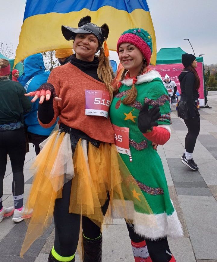 В Днепре по набережной бегали Санты, эльфы и гномы