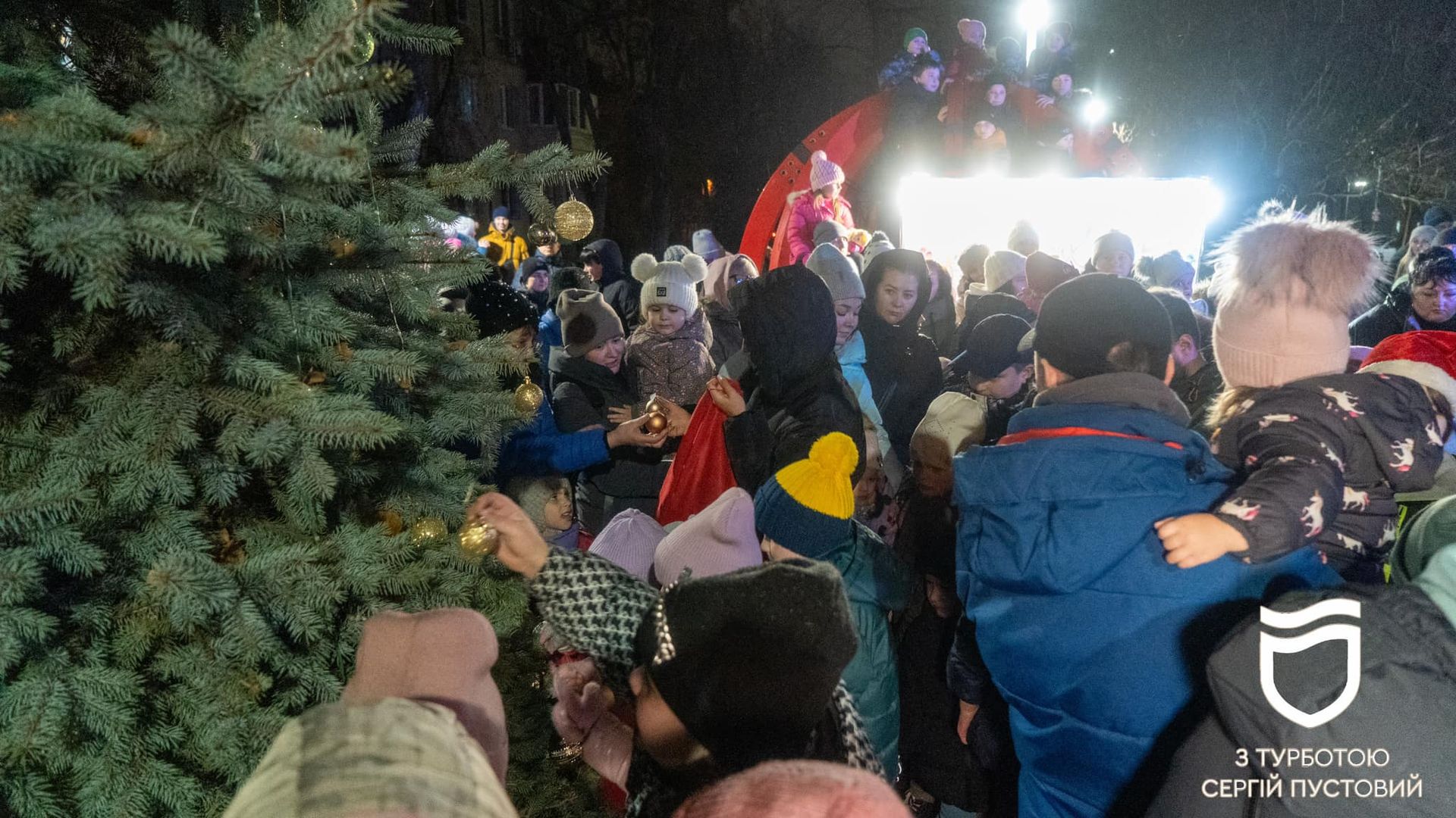 Где в Днепре засияла первая новогодняя елка и как она выглядит