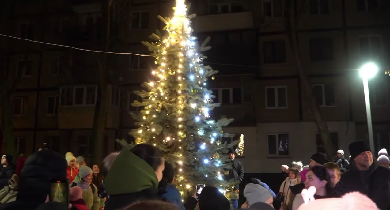 Где в Днепре засияла первая новогодняя елка и как она выглядит
