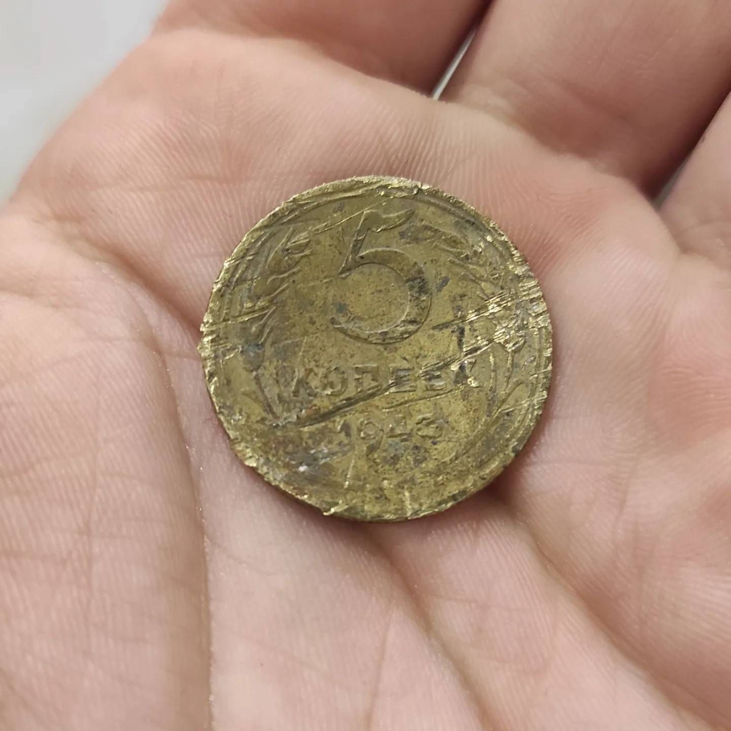 У парку Дніпра знайшли хрест з німецько-італійського цвинтаря, якому майже 90 років