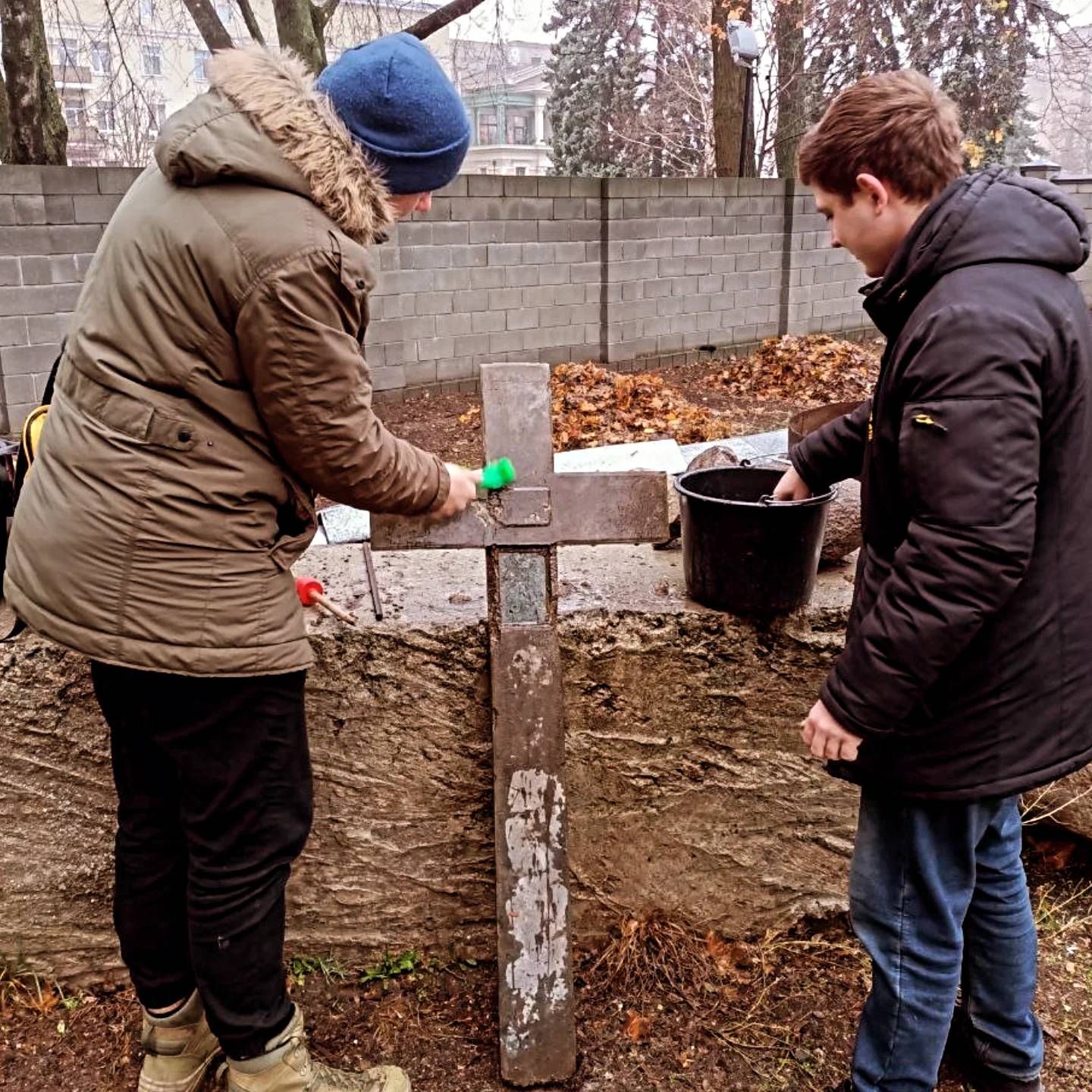 У парку Дніпра знайшли хрест з німецько-італійського цвинтаря, якому майже 90 років
