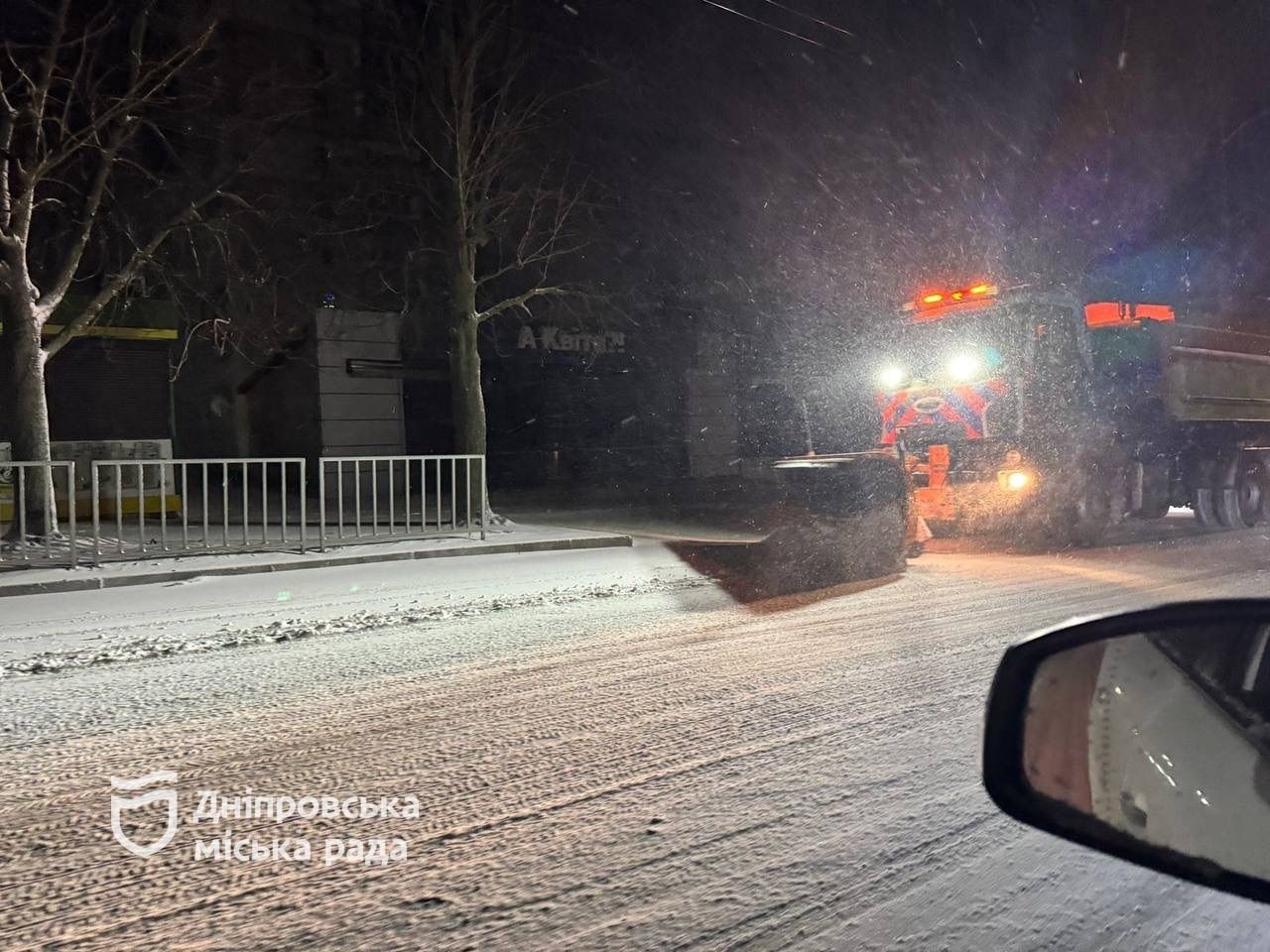 Снігопад у Дніпрі: що відбувається на дорогах і вулицях міста (фото)