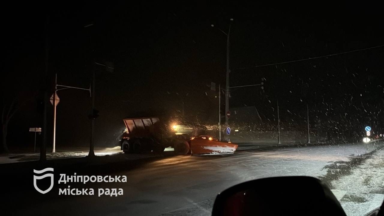 Снігопад у Дніпрі: що відбувається на дорогах і вулицях міста (фото)