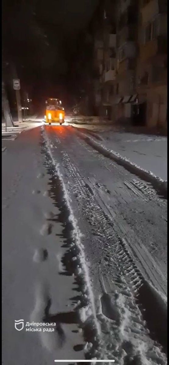 Снігопад у Дніпрі: що відбувається на дорогах і вулицях міста (фото)