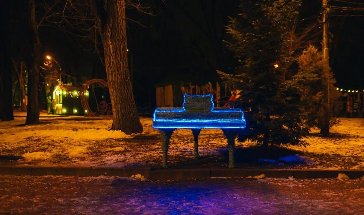 Яскраві гірлянди та декорації: у Дніпрі до свят прикрасили парк Шевченка (фото)