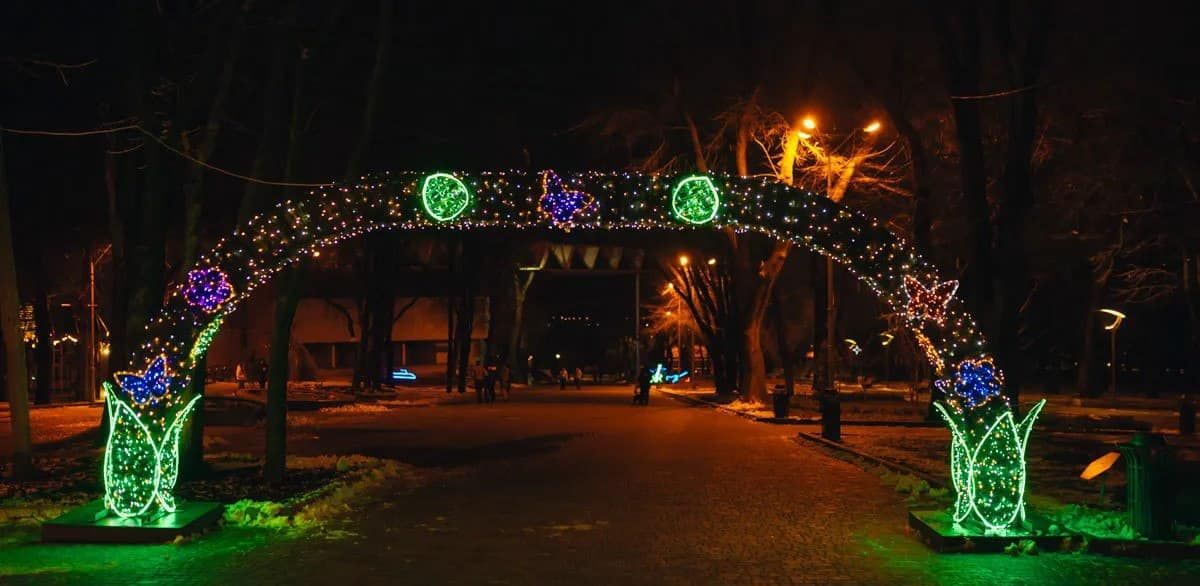 Яскраві гірлянди та декорації: у Дніпрі до свят прикрасили парк Шевченка (фото)