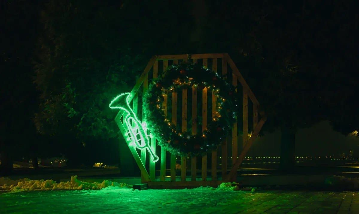 Яскраві гірлянди та декорації: у Дніпрі до свят прикрасили парк Шевченка (фото)