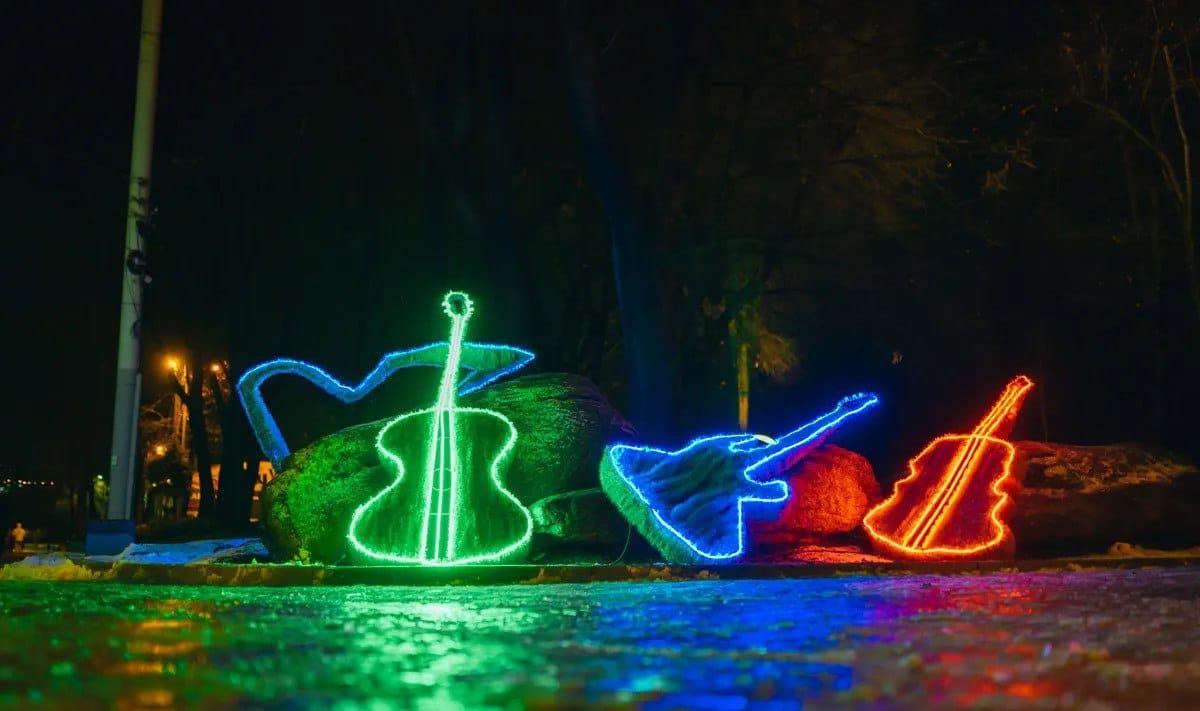 Яскраві гірлянди та декорації: у Дніпрі до свят прикрасили парк Шевченка (фото)