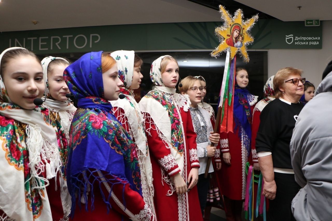 У Дніпрі 350 дітей співали колядки в ТРЦ "Мост-Сіті": як це було