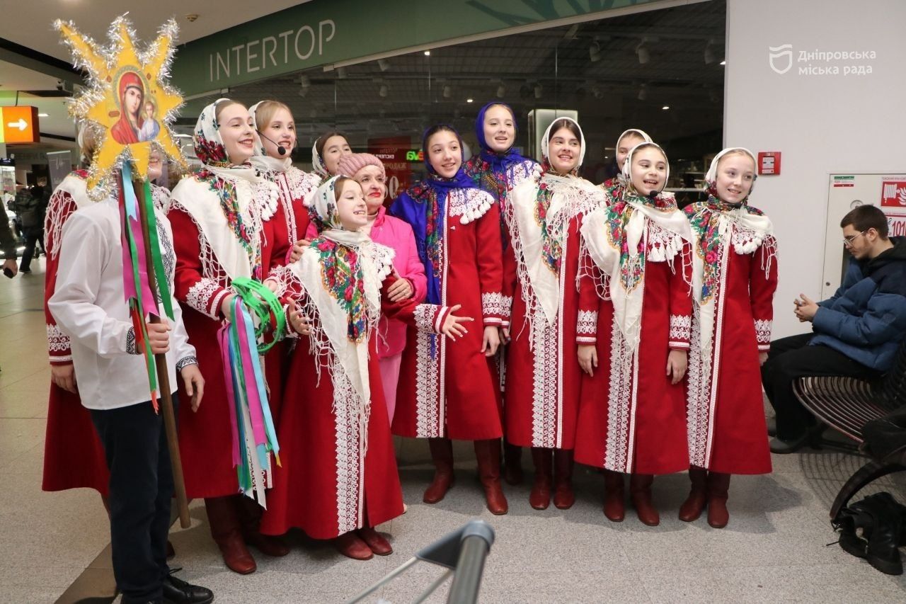 У Дніпрі 350 дітей співали колядки в ТРЦ "Мост-Сіті": як це було