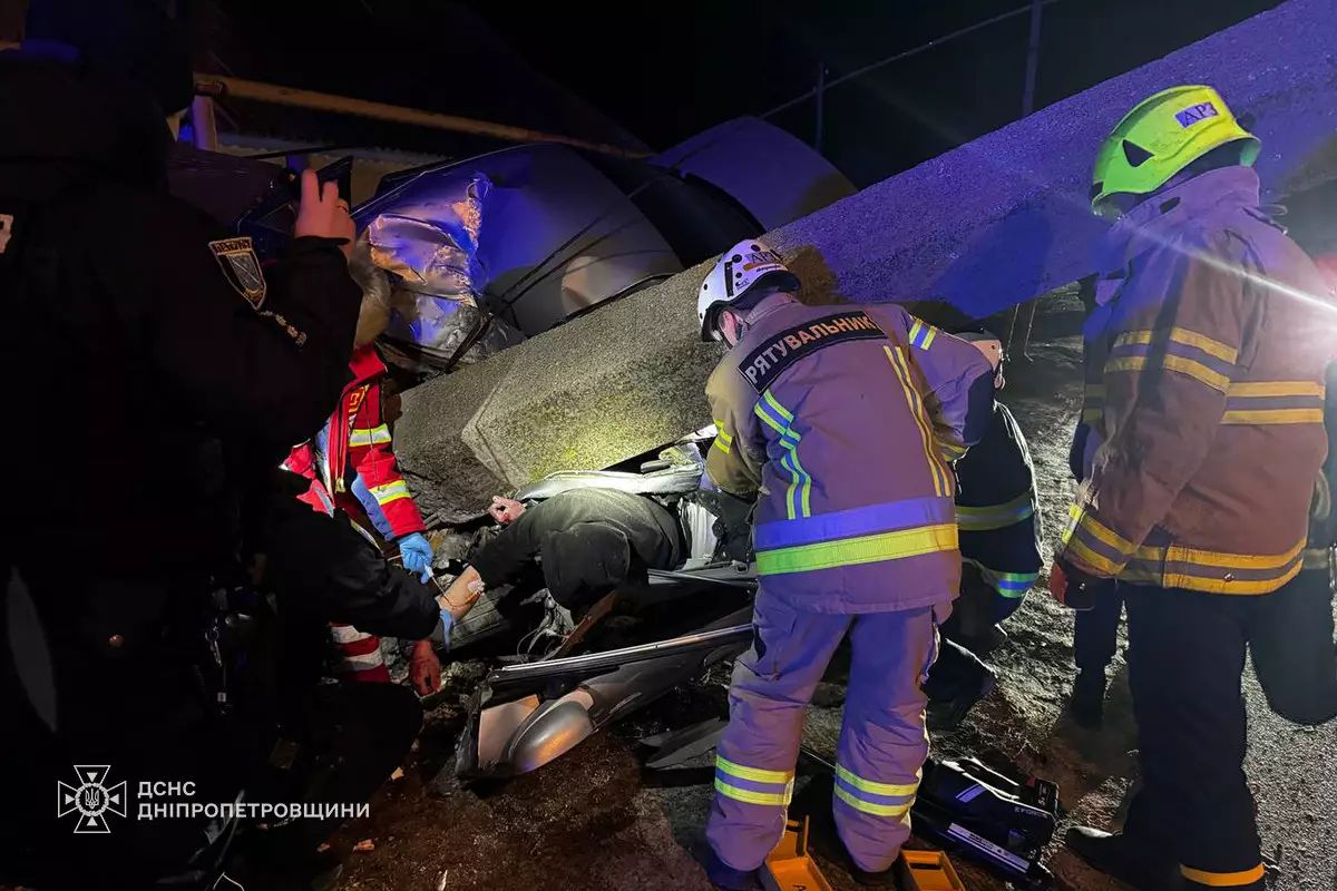 У Дніпрі легковик влетів у стовп: водія заблокувало в авто 