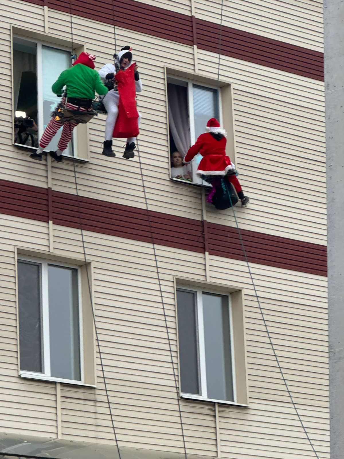 У Дніпрі альпіністи-ентузіасти влаштували повітряне шоу для онкохворих дітей 