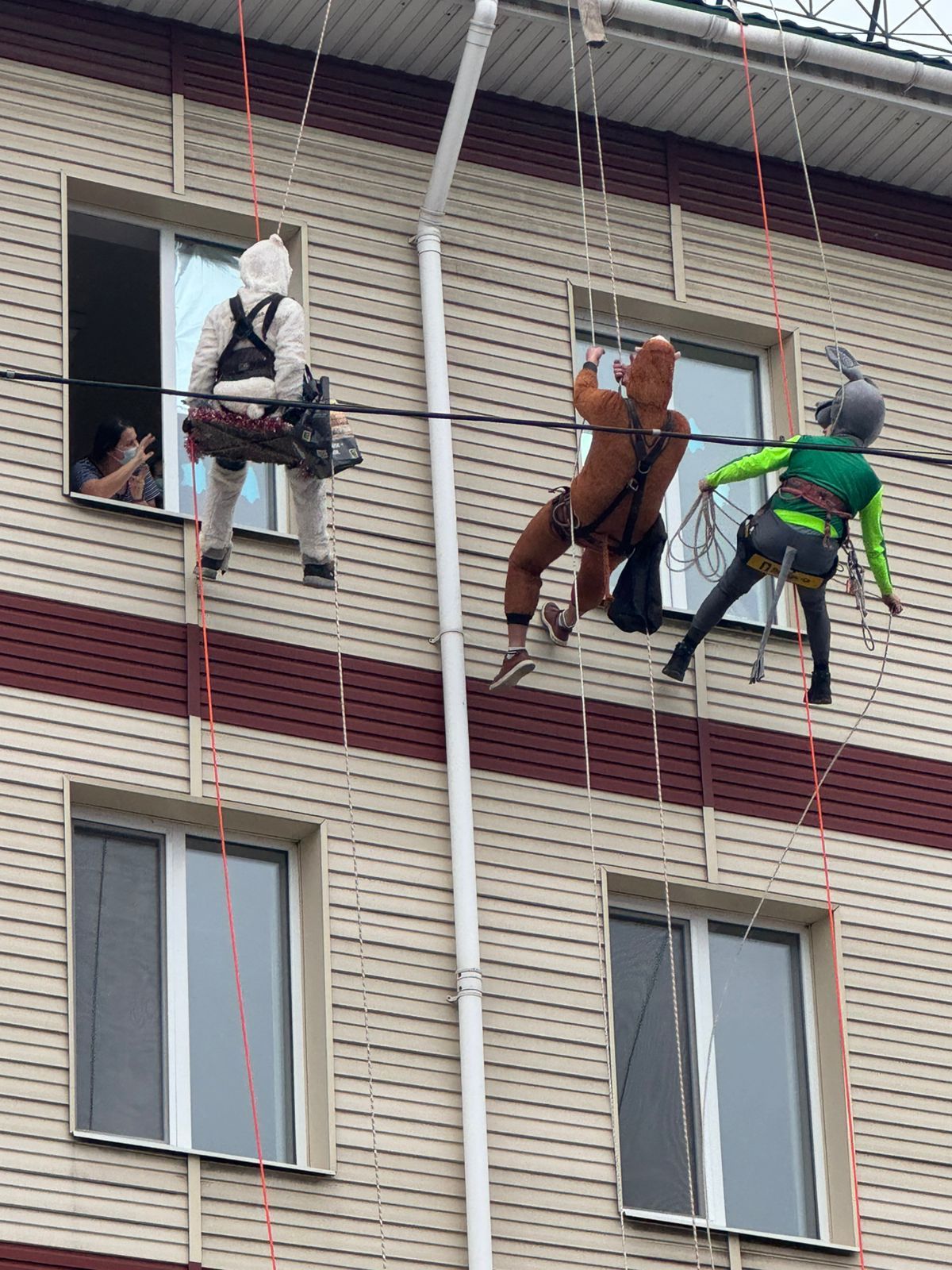 У Дніпрі альпіністи-ентузіасти влаштували повітряне шоу для онкохворих дітей 
