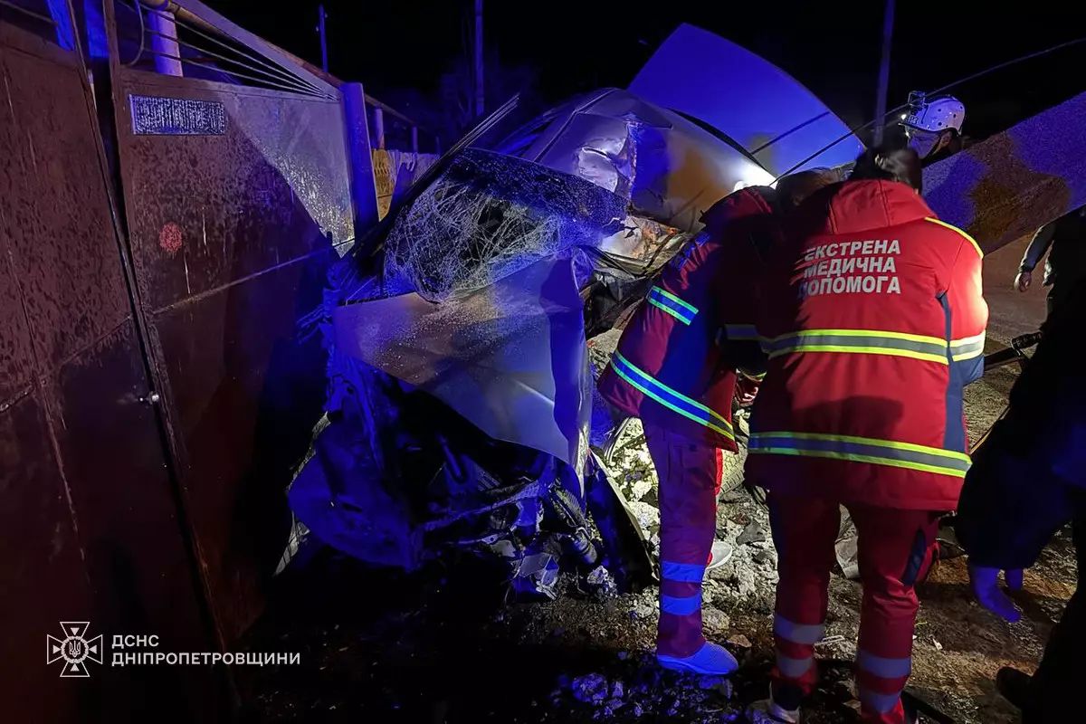 У Дніпрі легковик влетів у стовп: водія заблокувало в авто 