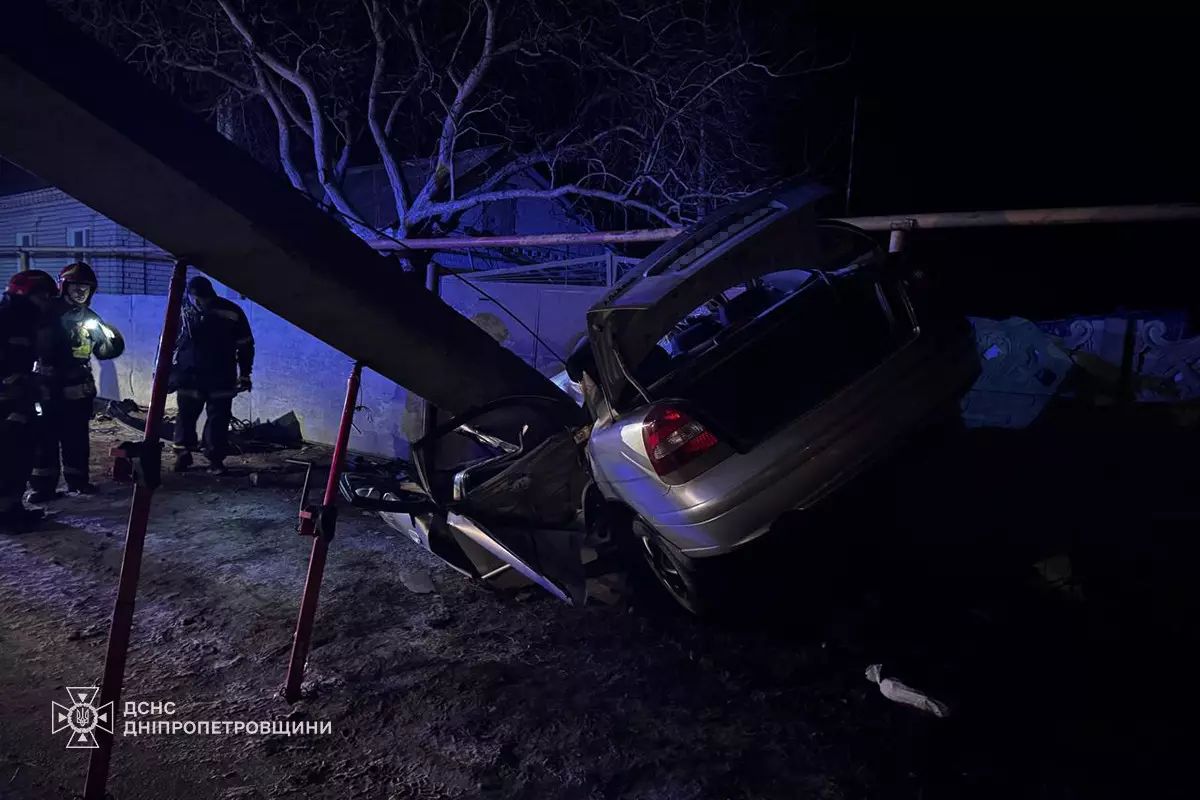 У Дніпрі легковик влетів у стовп: водія заблокувало в авто 