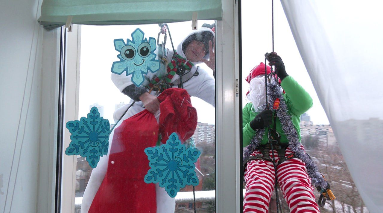 У Дніпрі альпіністи-ентузіасти влаштували повітряне шоу для онкохворих дітей 