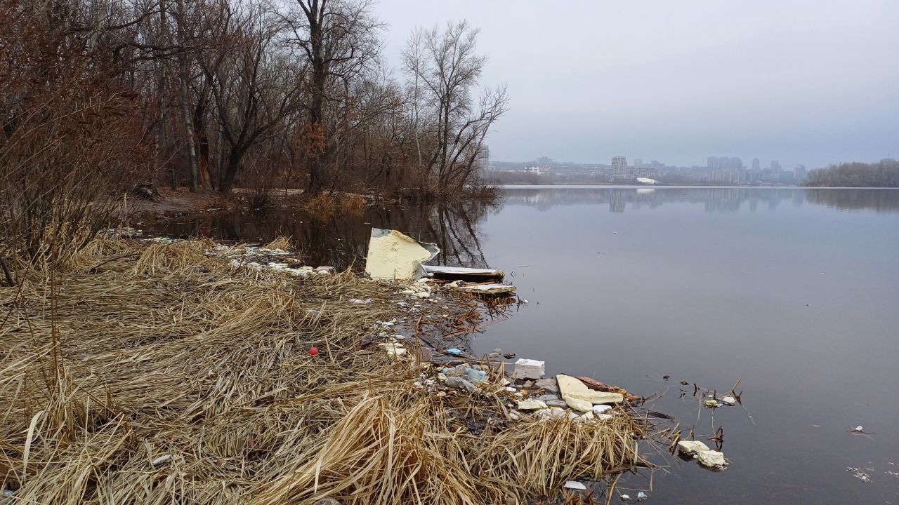 В Днепре на Победе в реке снова заметили множество пенопласта и удивительную пленку