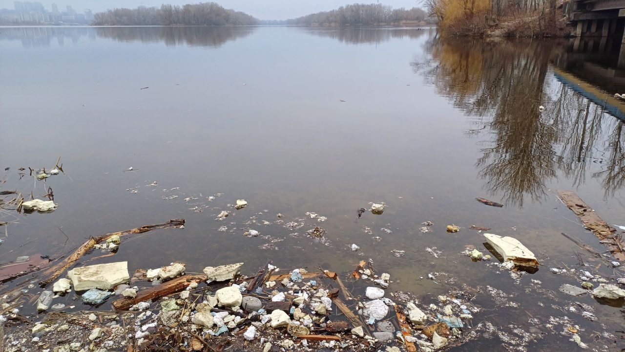 В Днепре на Победе в реке снова заметили множество пенопласта и удивительную пленку