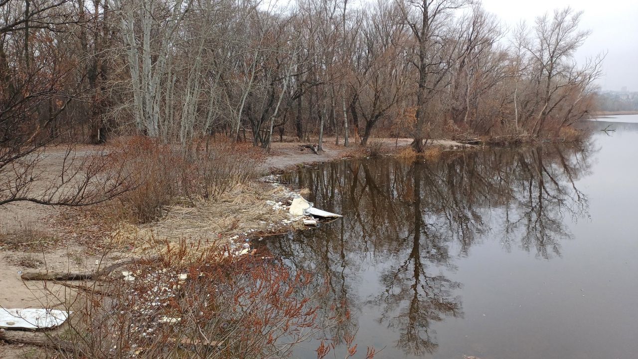 В Днепре на Победе в реке снова заметили множество пенопласта и удивительную пленку