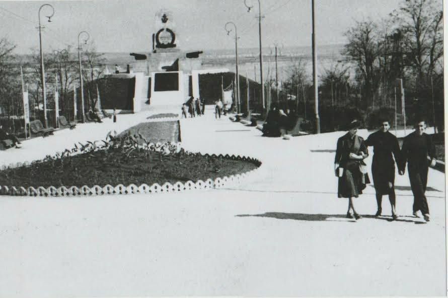 В Днепре показали, как выглядел Севастопольский парк 80 лет назад