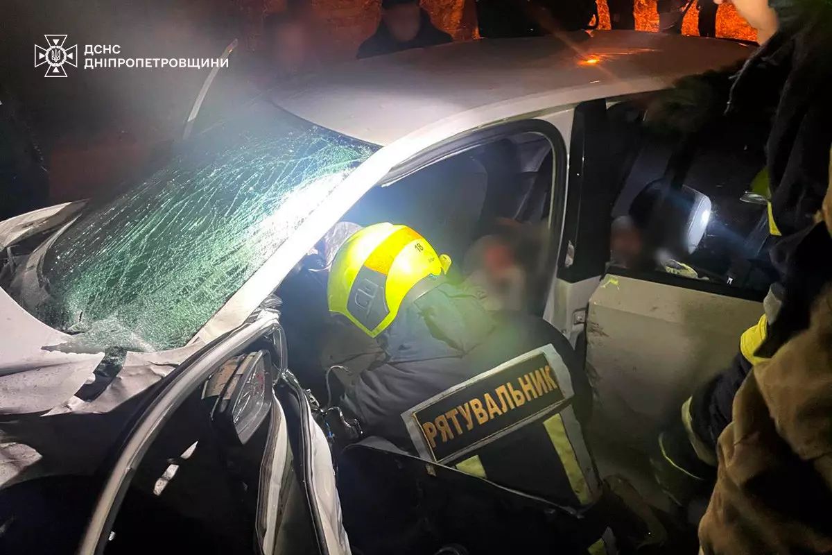 У Дніпрі зіткнулися Audi та Skoda: двох жінок затиснуло в пошкодженому авто
