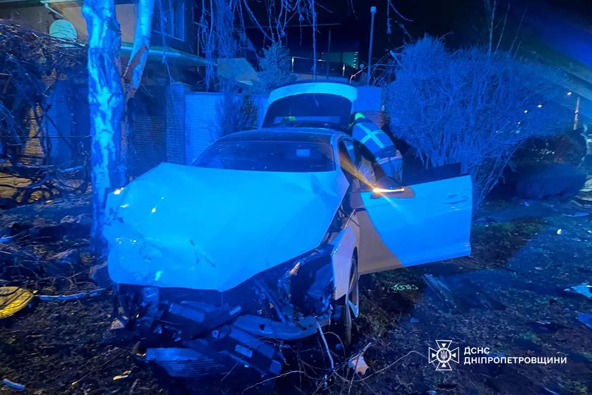 У Дніпрі зіткнулися Audi та Skoda: двох жінок затиснуло в пошкодженому авто