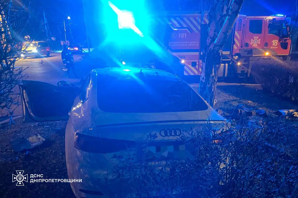 У Дніпрі зіткнулися Audi та Skoda: двох жінок затиснуло в пошкодженому авто