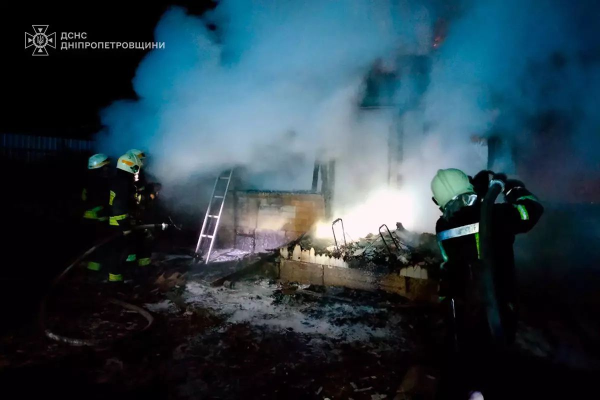 У Дніпрі вночі горіли квартира і будинок: що з людьми
