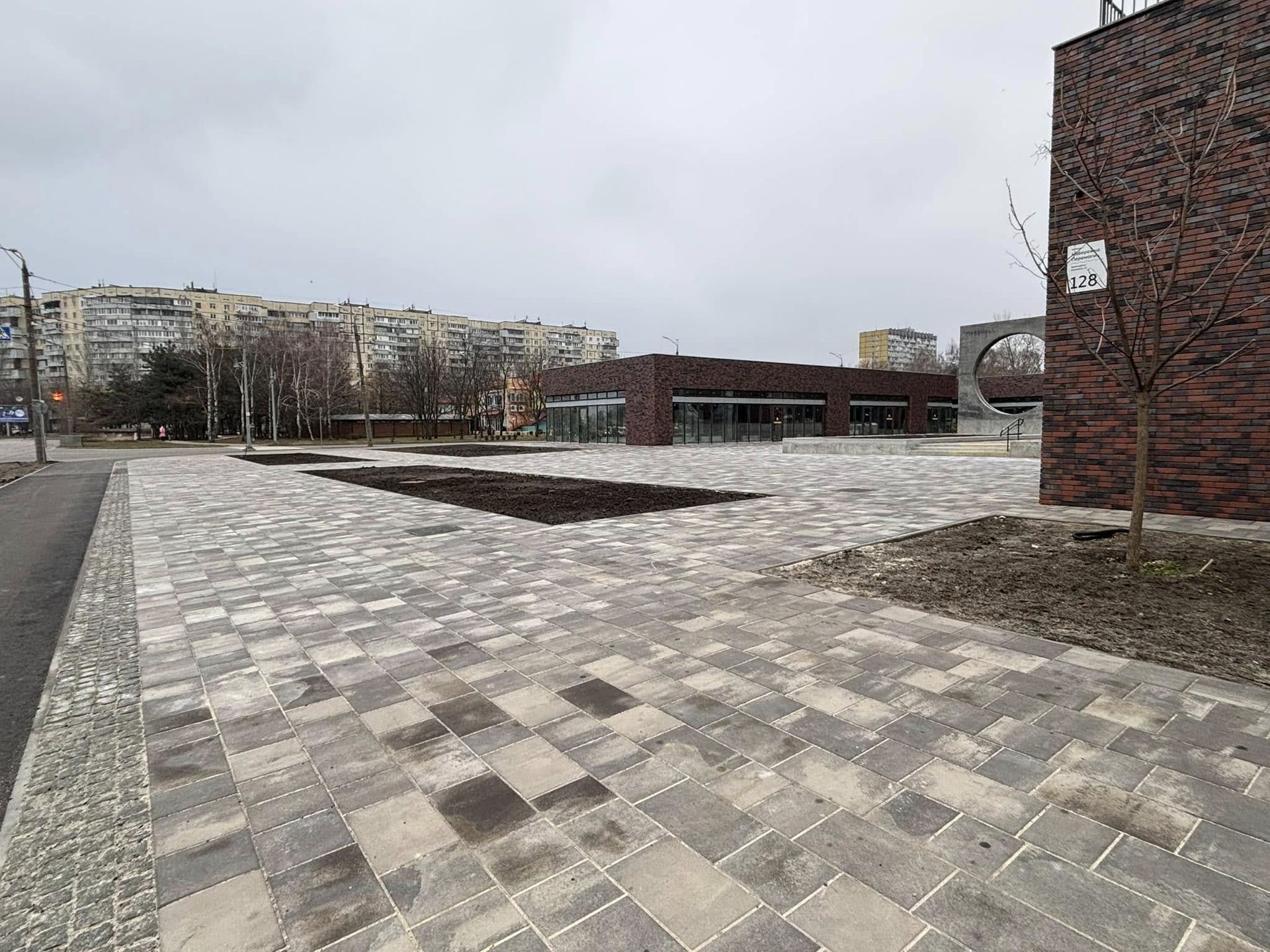 На місці демонтованого кінотеатру “Салют” на Перемозі добудували новий ЖК: як виглядає площа