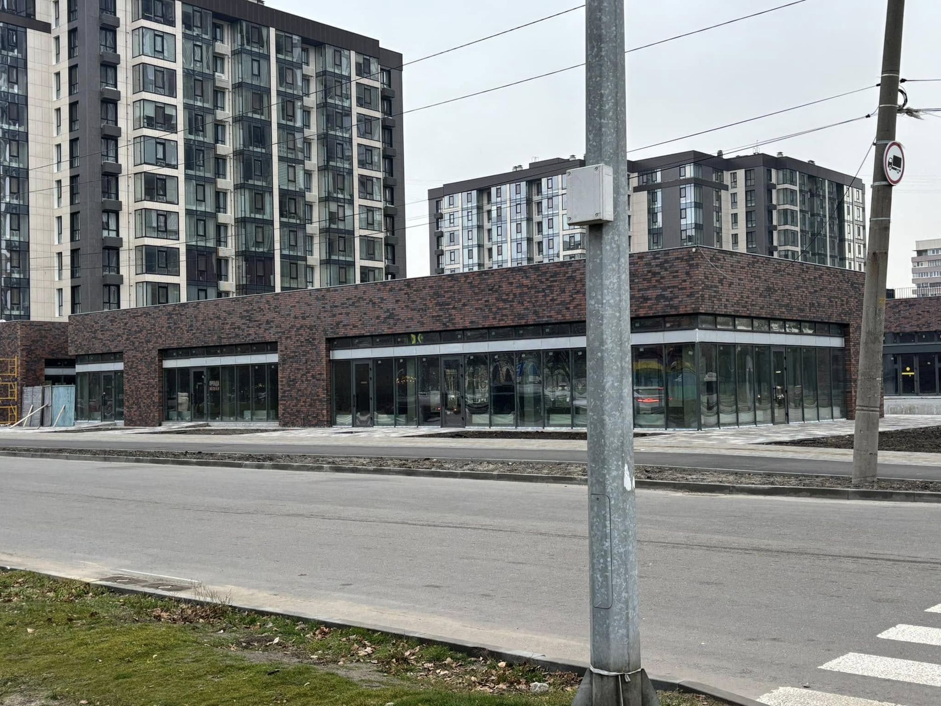 На місці демонтованого кінотеатру “Салют” на Перемозі добудували новий ЖК: як виглядає площа