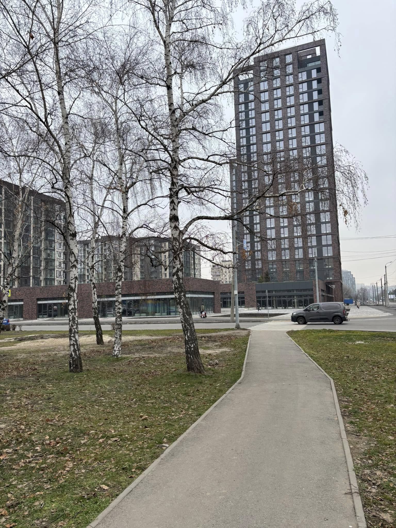 На місці демонтованого кінотеатру “Салют” на Перемозі добудували новий ЖК: як виглядає площа