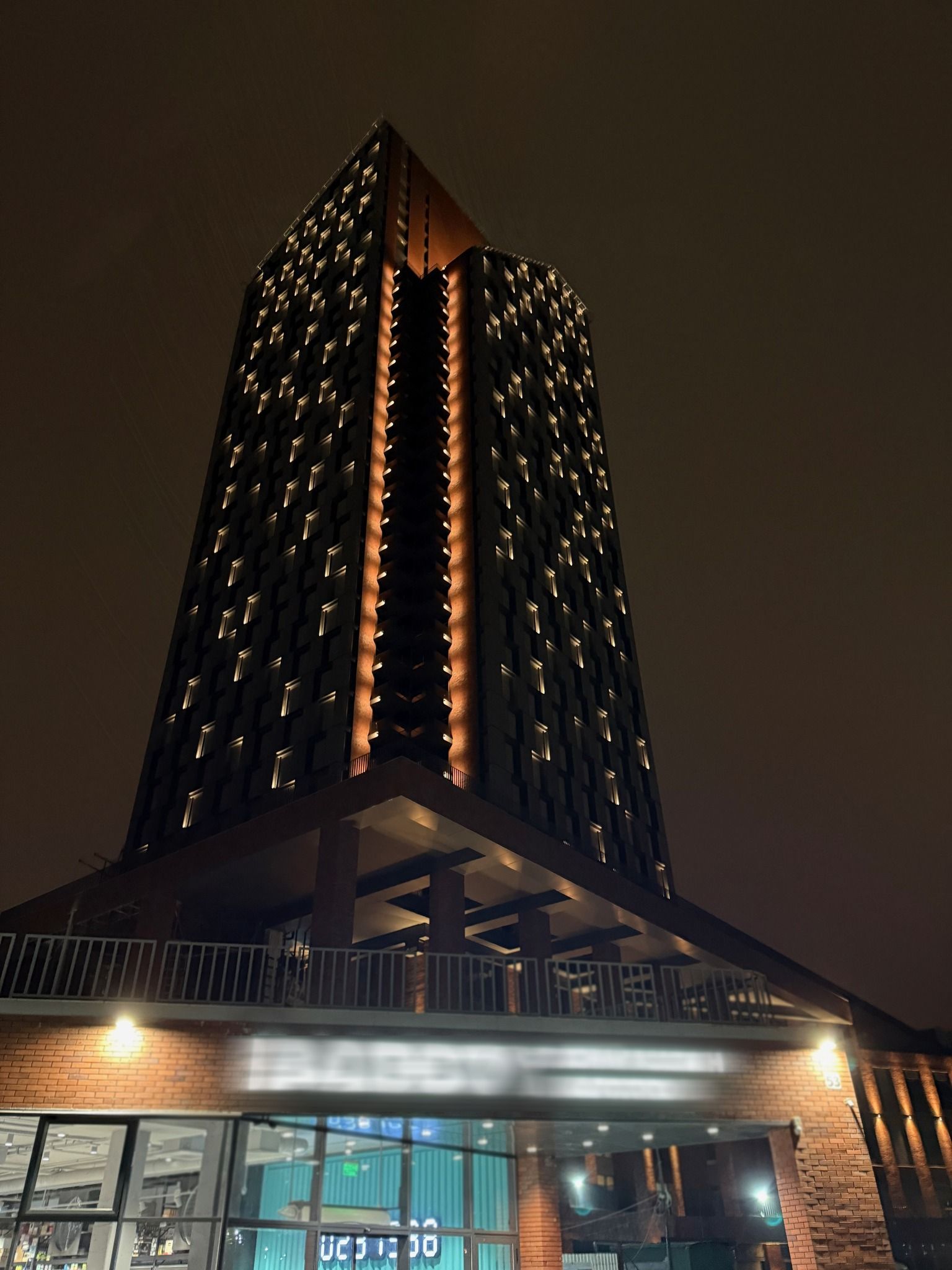 Найвищий будинок Дніпра знову засяяв яскравими вогнями