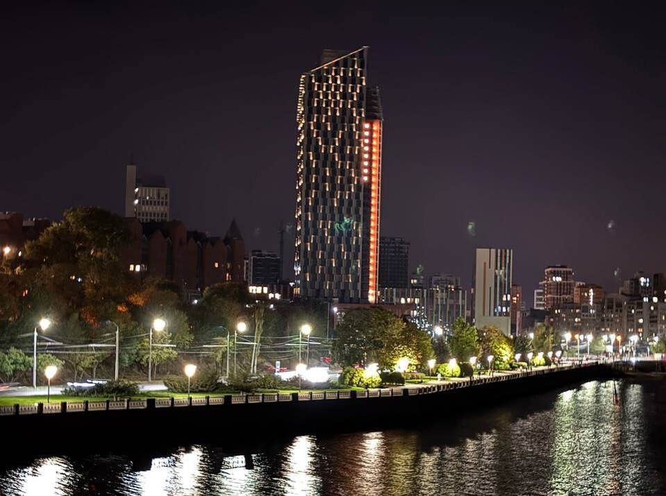 Найвищий будинок Дніпра знову засяяв яскравими вогнями