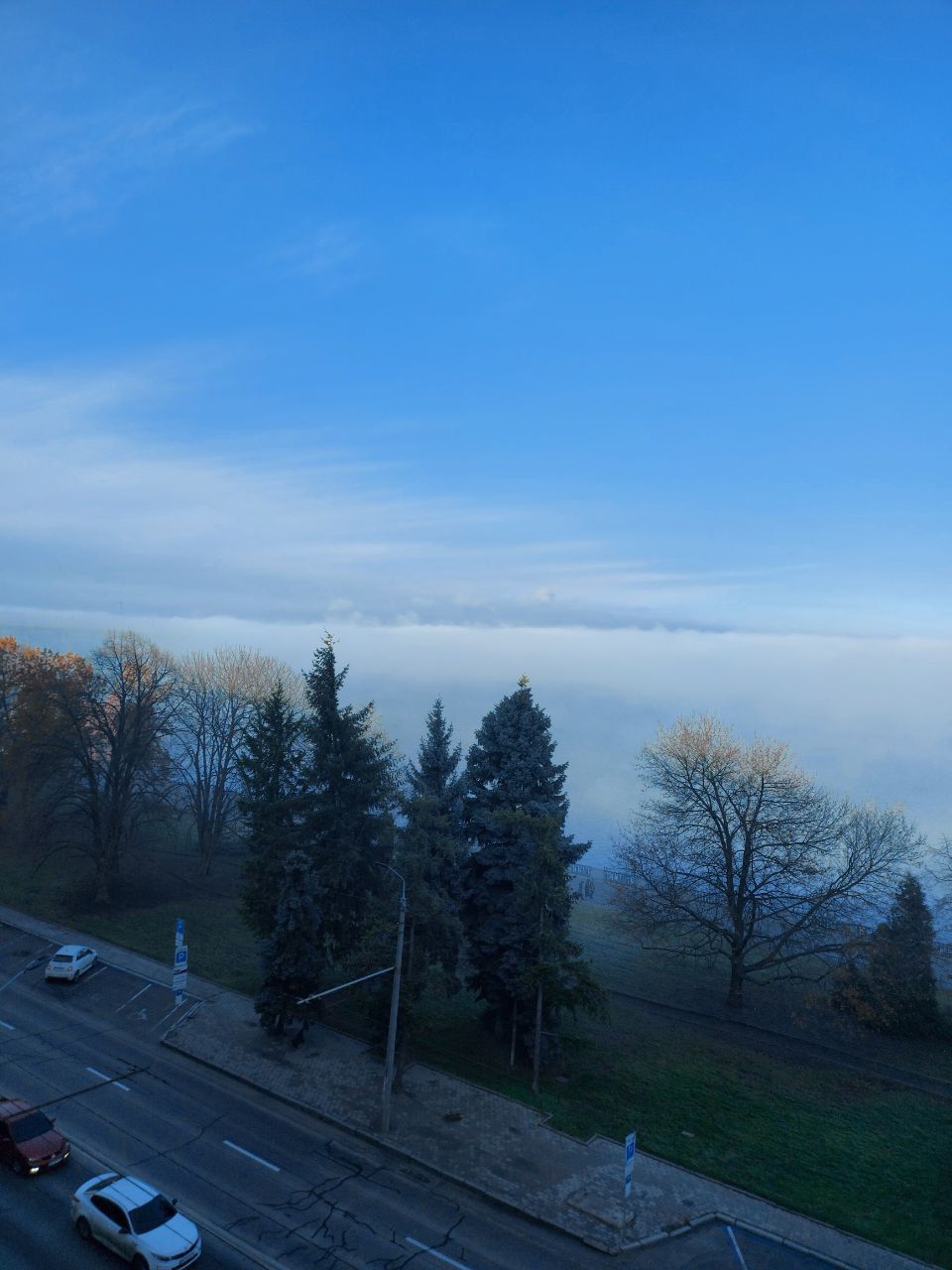 В Днепре заметили оптическую иллюзию: недострой "Парус" и "свечи" словно повисли над водой